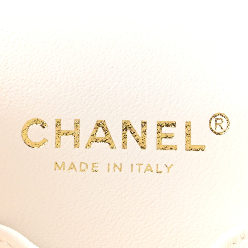 Caviar Quilted Small Top Handle Vanity Case With Chain White